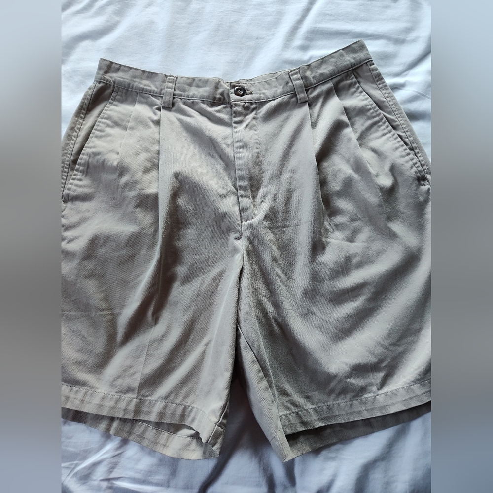 Haggar EZ Men's Khaki Shorts. Size 34" Waist. 7.5" Inseam.